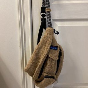 NEVER BEEN WORN bought 2023, no stains, no wear, fluffy kavu sling crossbody bag